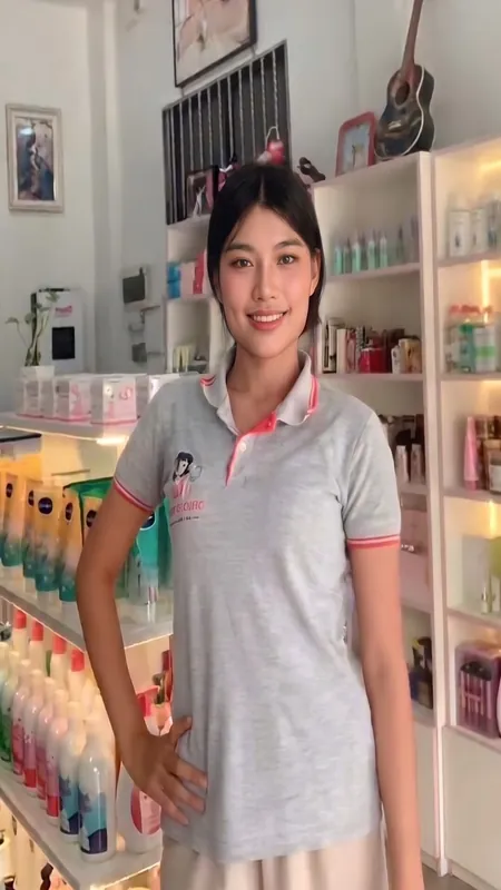 화장품이 진열된 선반 앞에 서 있는 여성의 영상 화면